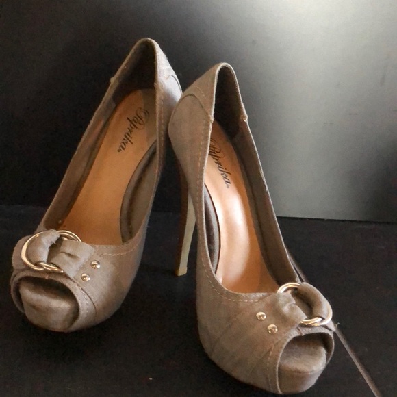 Shoes - Picture 3 of 7